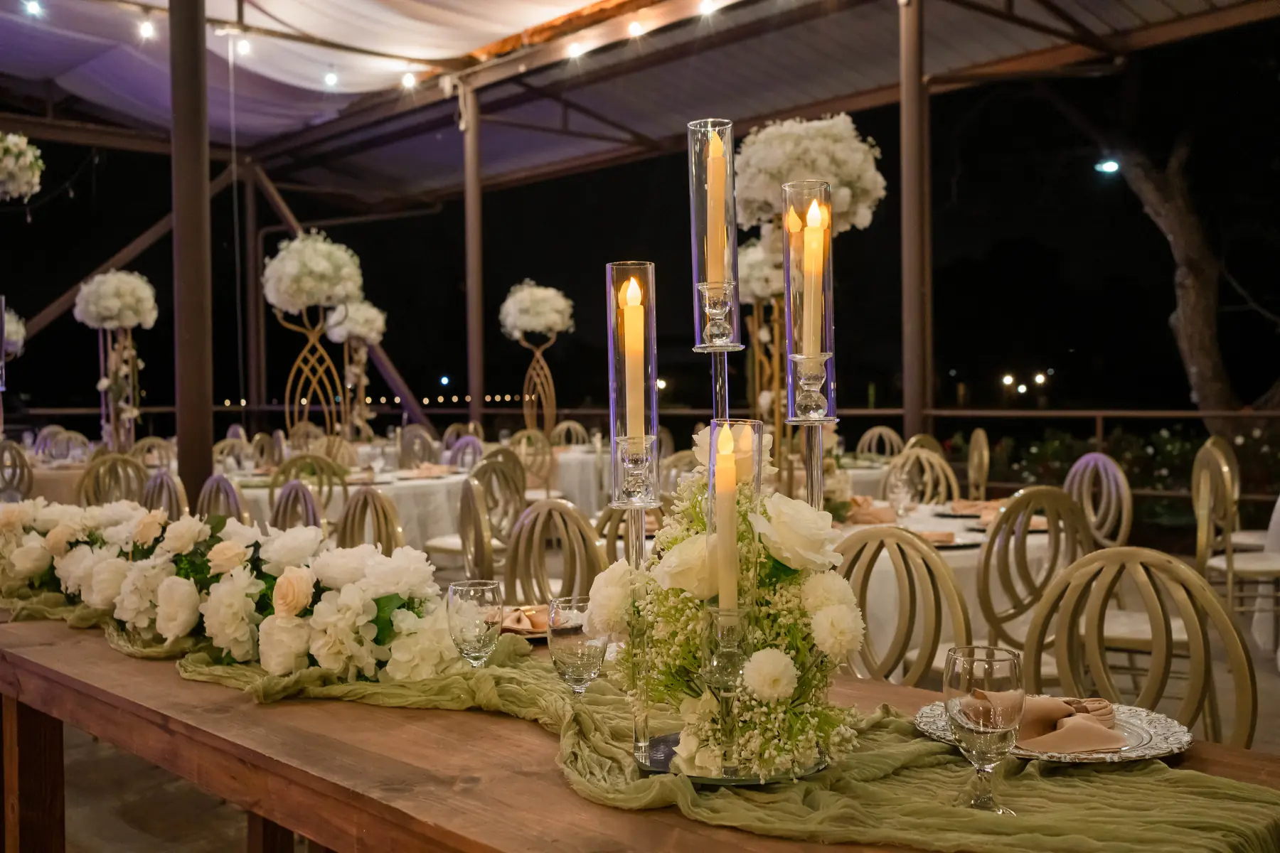 Wedding table florals at Mere's by Imperial Events